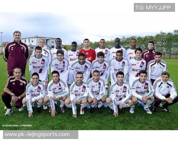 粤语足球巨星风采：从街头到绿茵场的荣耀与坚持