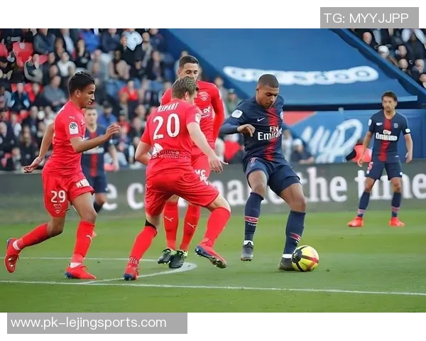 足球场上的明星区域解析:球员聚焦点与比赛走势的关键影响 足球场上的明星区域解析:球员聚焦点与比赛走势的关键影响